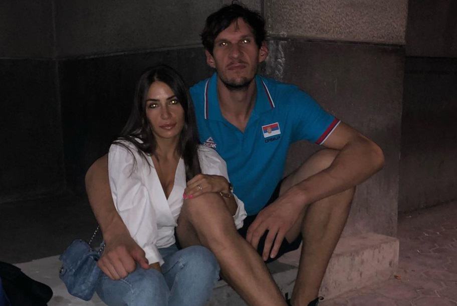 Boban Marjanovic singing his version of 'Shallow' for his wife (Video)