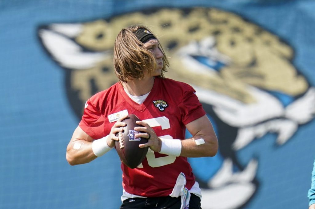 A FREE list of the Top NFL PrizePicks props and fantasy point totals for Thursday Night Football Week 4 NFL DFS picks, including Trevor Lawrence.