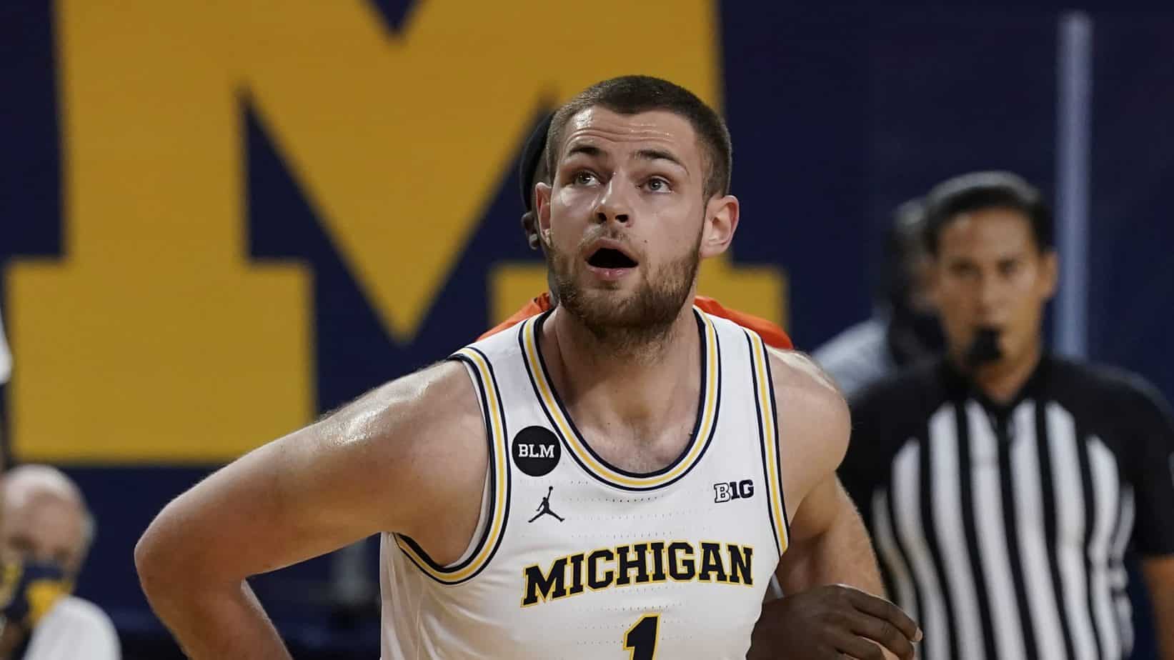 FREE College Basketball Picks & CBB DFS picks for DraftKings and FanDuel Today Michigan Hunter Dickinson 3/1/22