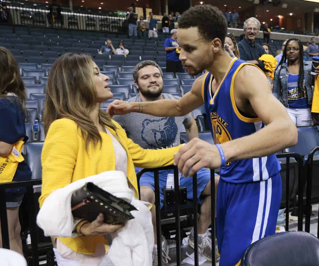 Warriors guard Steph Curry enjoyed a long embrace with his mom, Sonya Curry, after he broke Ray Allen's record for three pointers on Tuesday night