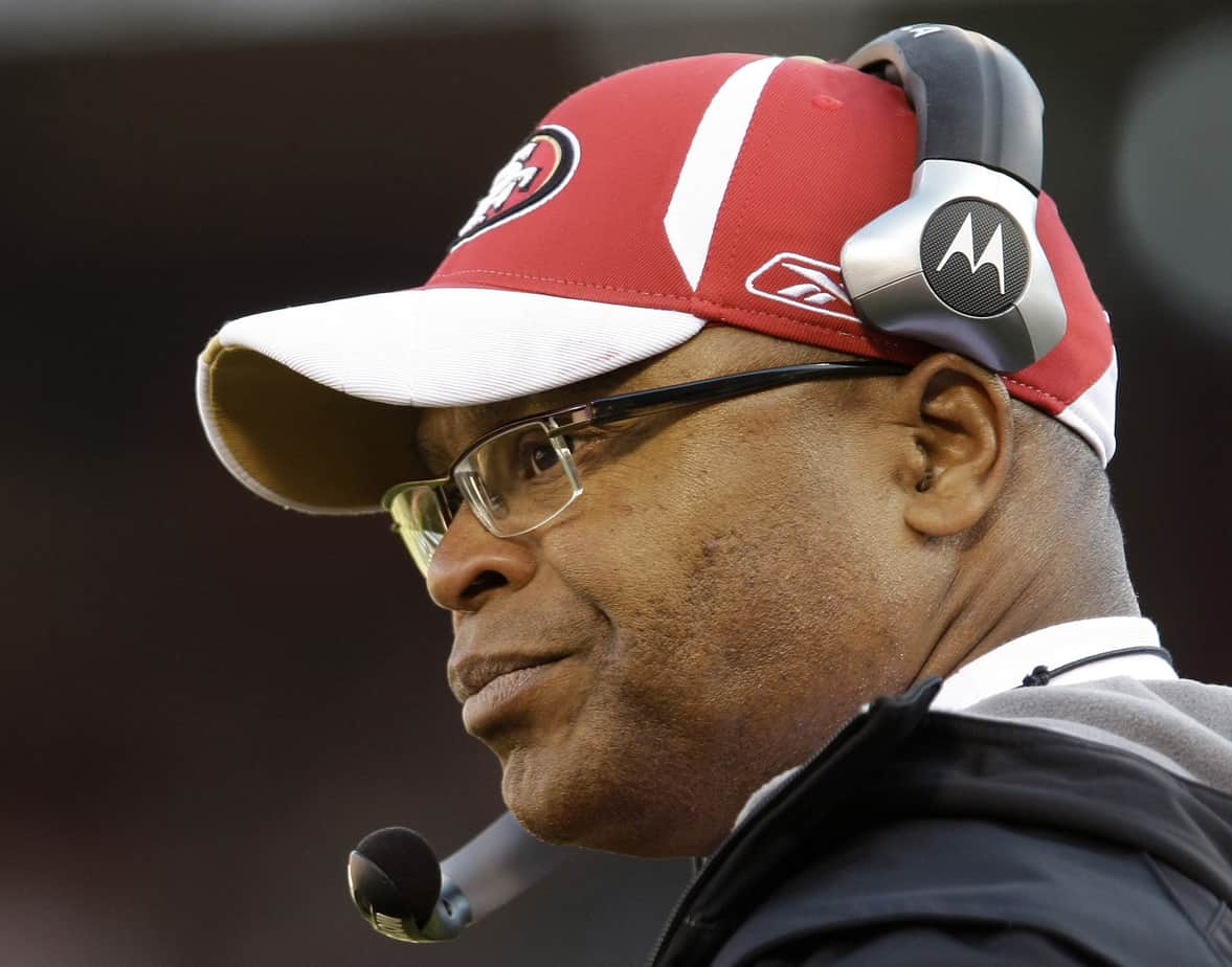 Former Chicago Bears linebacker Mike Singletary is lobbying for a chance to to coach his former team and lead them to a championship