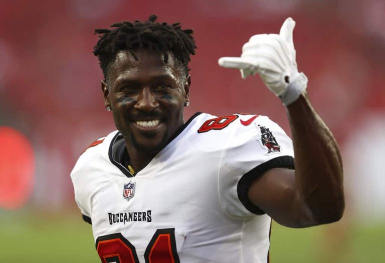 Troubled receiver Antonio Brown took a celebratory lap around Bruce Arians and the Bucs after they were beaten by the Rams in the playoffs Sunday
